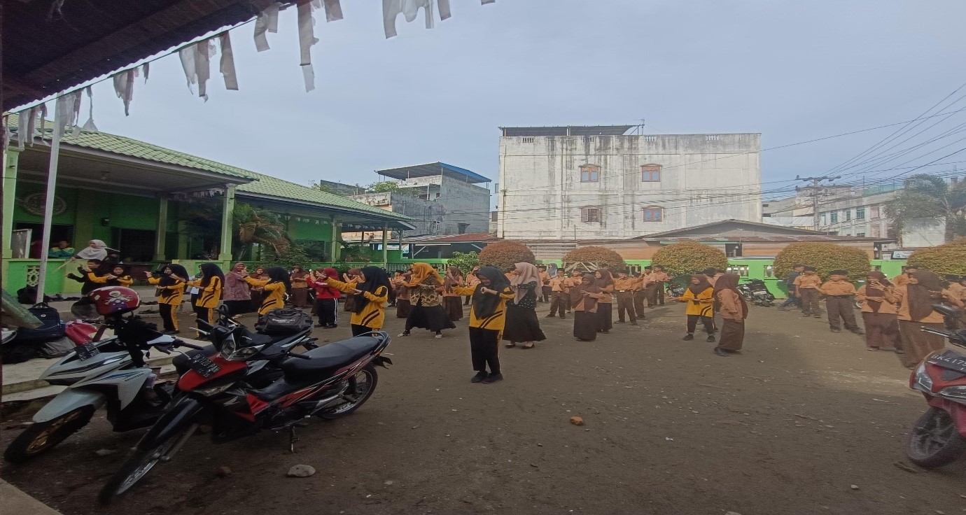 Senam Kebugaran : Mahasiswa MBKM ITB Indonesia Mengikuti Senam bersama   Para  Siswa  dan guru di MTS  AL  JAM’IYATUL  CHALIDIYAH  STABAT