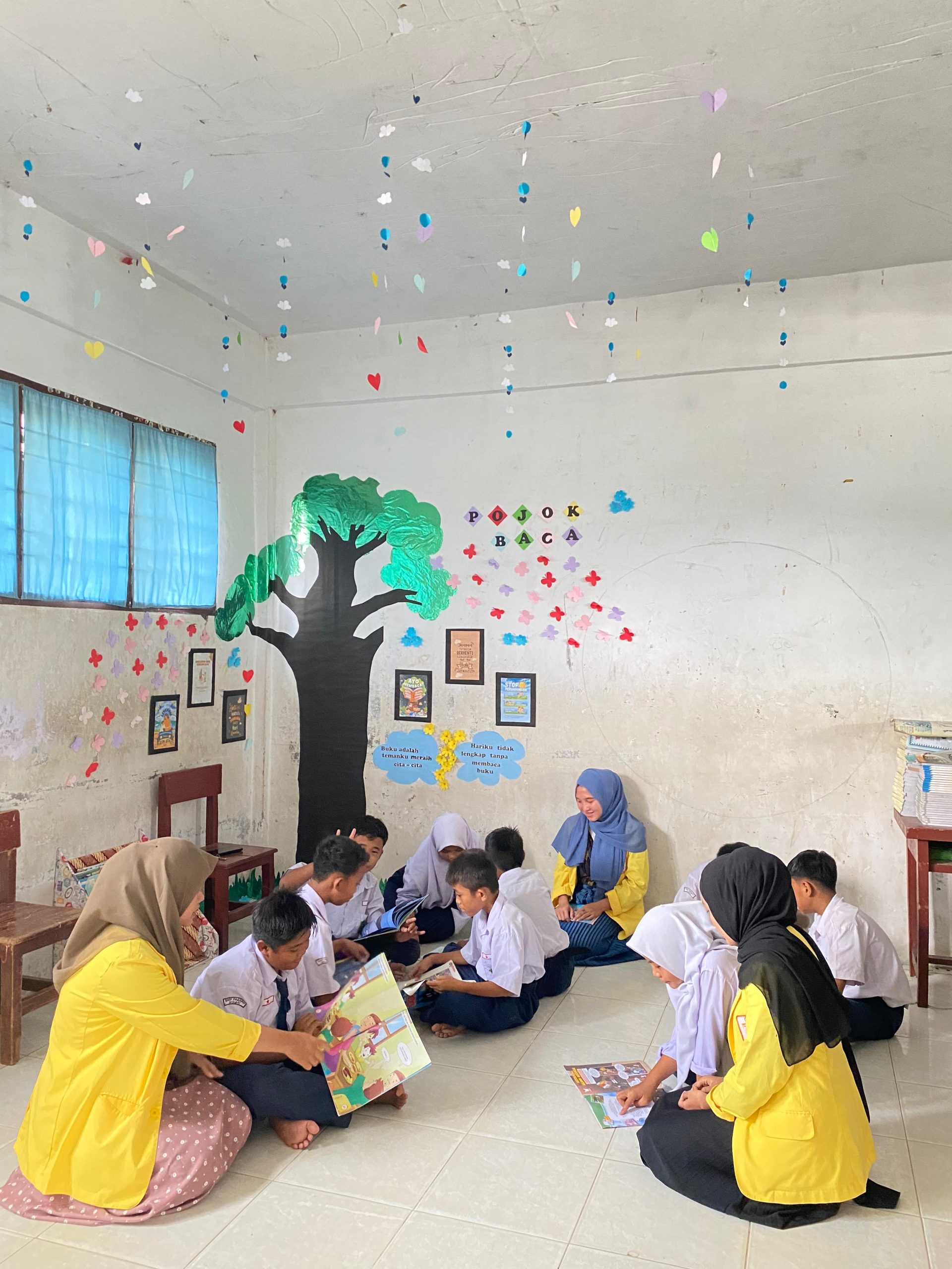 Meningkatkan Literasi Siswa : Pembuatan Pojok Baca  di SMP SWASTA PABAKU STABAT